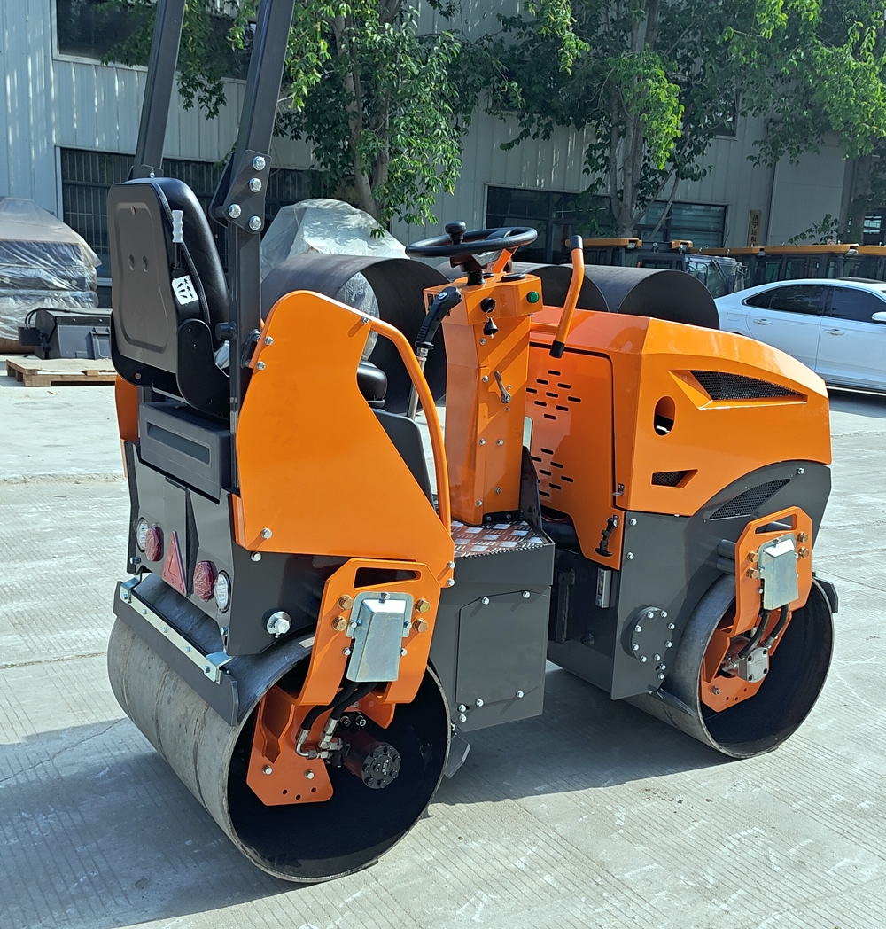 新款1.5噸小型座駕式壓路機BM1500